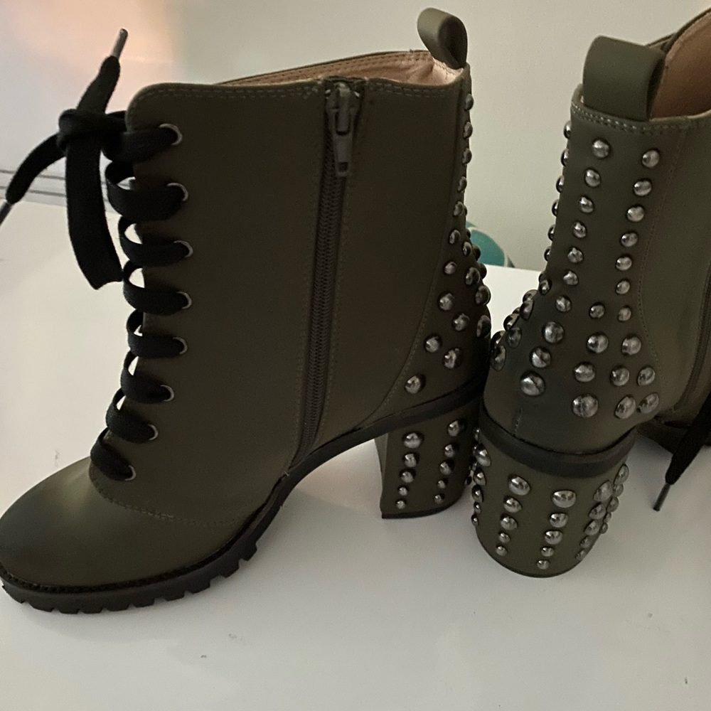 Ladies Chinese Laundry Studded Lace-up ankle boots Sz 8 Army Green New